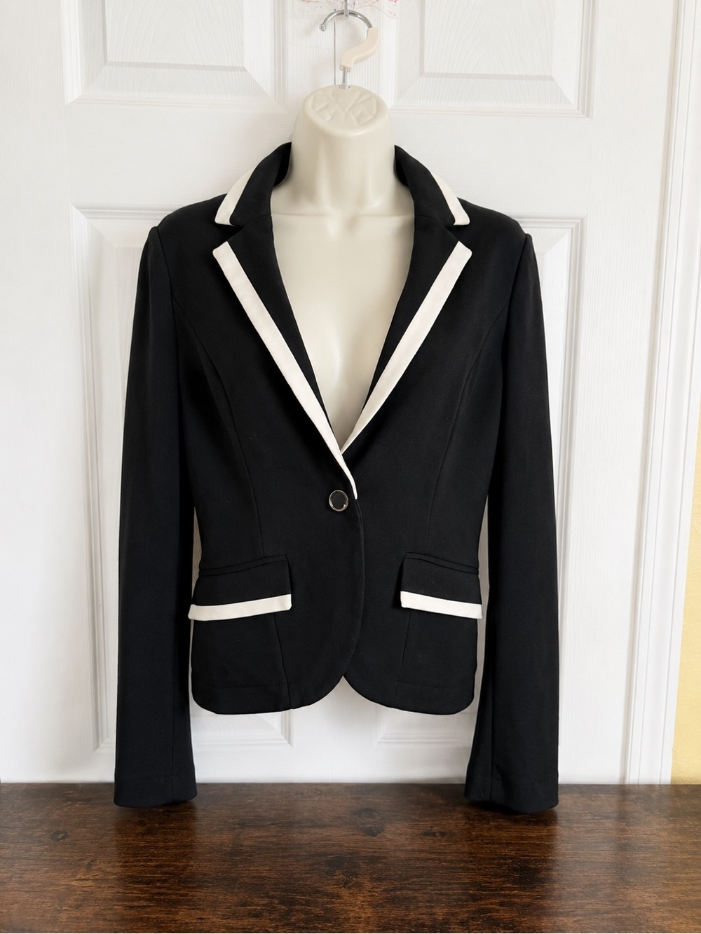 Express Design Studio Women’s Size 8 Black White Trim One Button Blazer Jacket